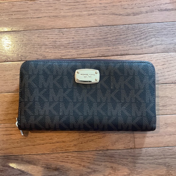 Michael Kors Handbags - Michael Kors Zippered Wallet